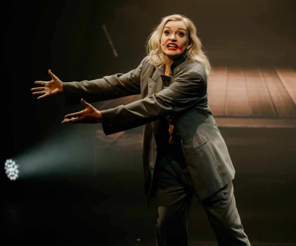 Dieses Bild hat ein leeres Alt-Attribut. Der Dateiname ist 04_This_is_THE_GREATEST_SHOW_2025_Credit_Patrick_Schneiderwind_Cabaret-1024x851.jpg