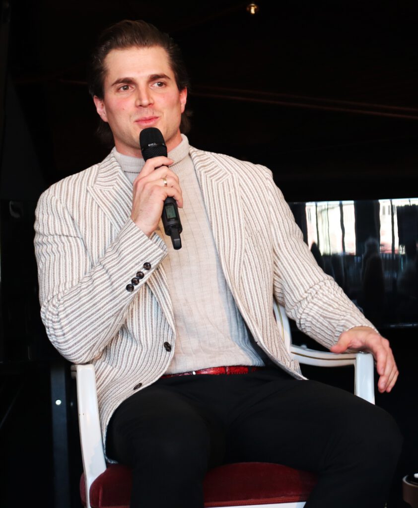 Dieses Bild hat ein leeres Alt-Attribut. Der Dateiname ist IMG_2427-842x1024.jpg